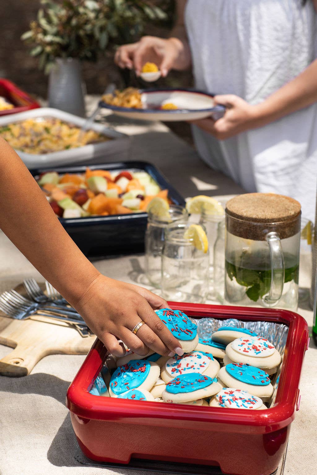 Game Day- Pan Frame w/ Lid & Serving Spoon - Red