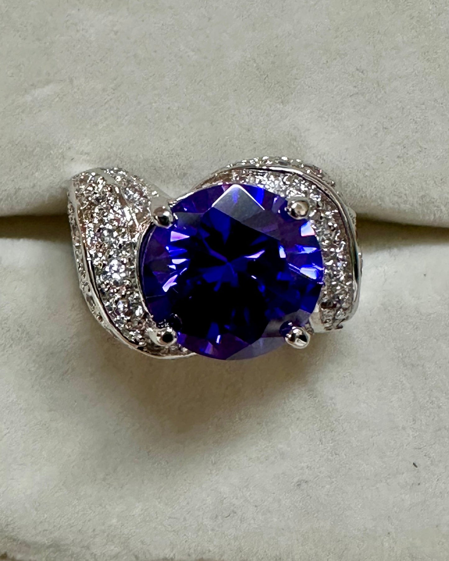 Vintage Captivating Round Tanzanite-Style Bypass Ring