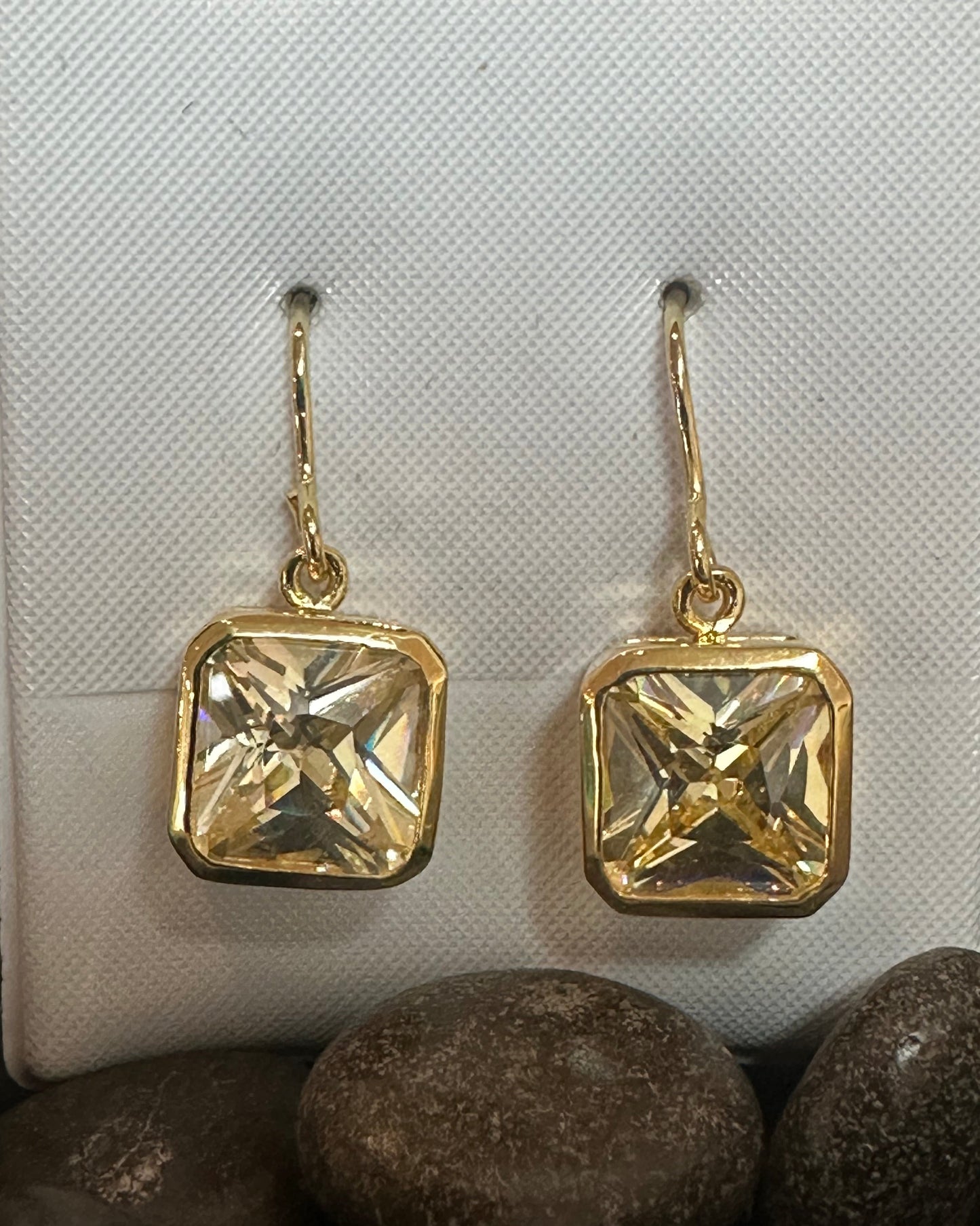 Vintage Newport Champagne Cushion Drops