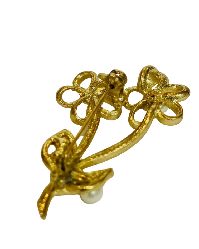 The Timeless Garland: Vintage Pearl & Rhinestone Wreath Brooch