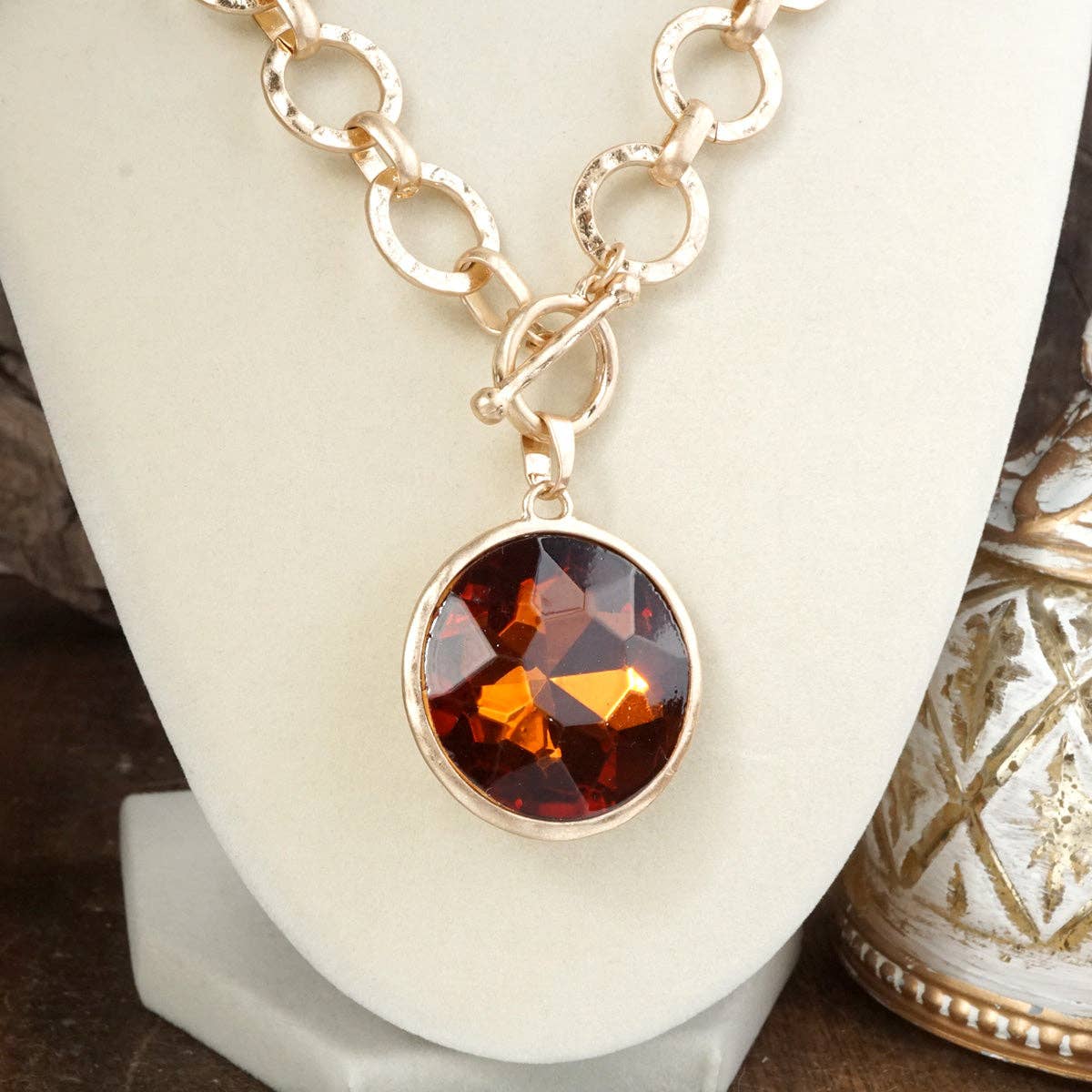 Gilded Radiance – Chunky Ring Chain Necklace with Sparkly Crystal