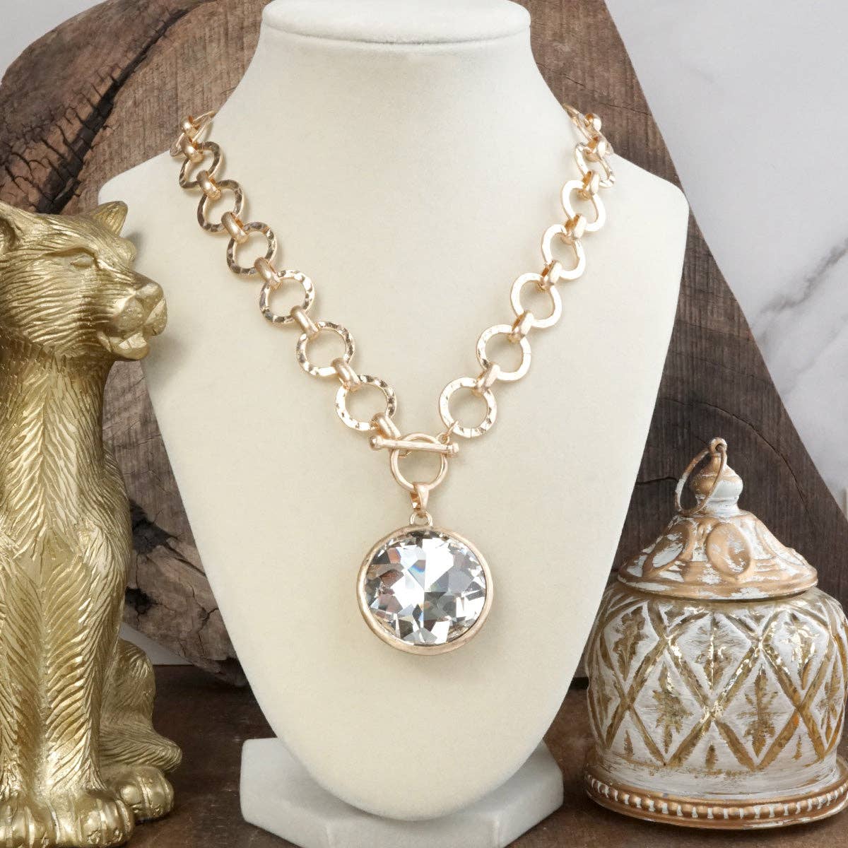 Gilded Radiance – Chunky Ring Chain Necklace with Sparkly Crystal